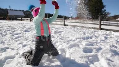 穿<strong>暖</strong>衣服的漂亮女孩是在温<strong>暖</strong>的阳光日在外面玩雪。 <strong>冬季</strong>及儿童概念